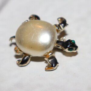 🐢 Vintage Gold & Pearl Turtle Brooch – Emerald Rhinestone Eyes
